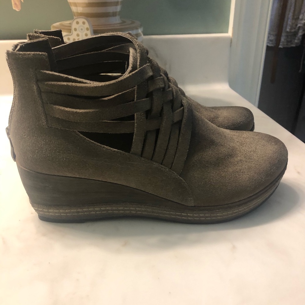 NEW antelope boots. Gray. Size 40- US size 8.